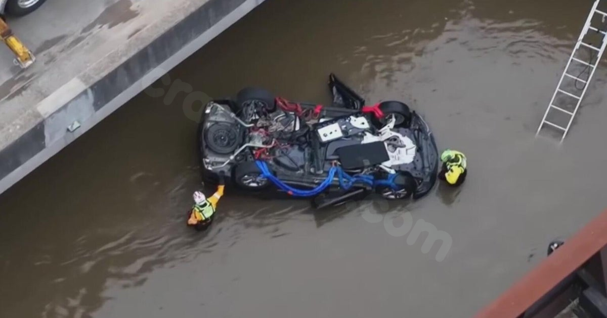 Man dies after vehicle crashes into Pittsburgh-area creek