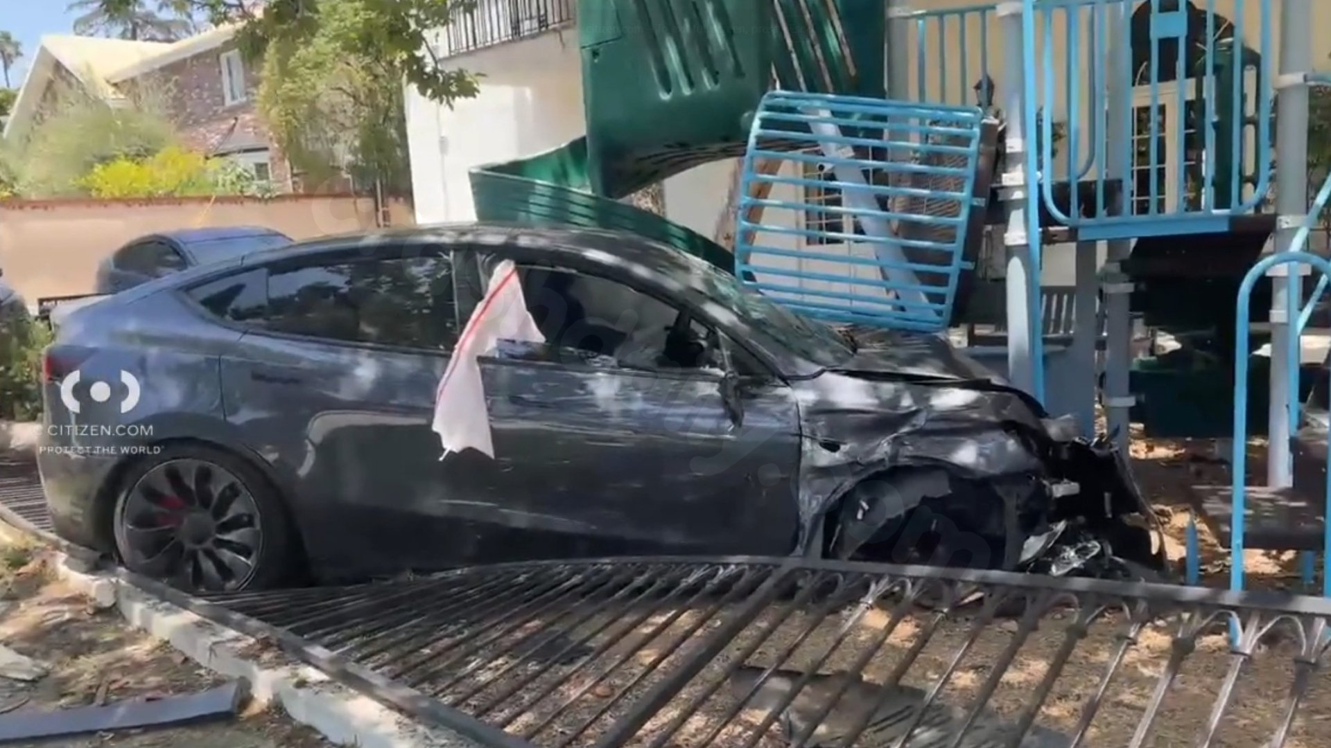 Car crashes into Beverly Hills playground; no injuries reported