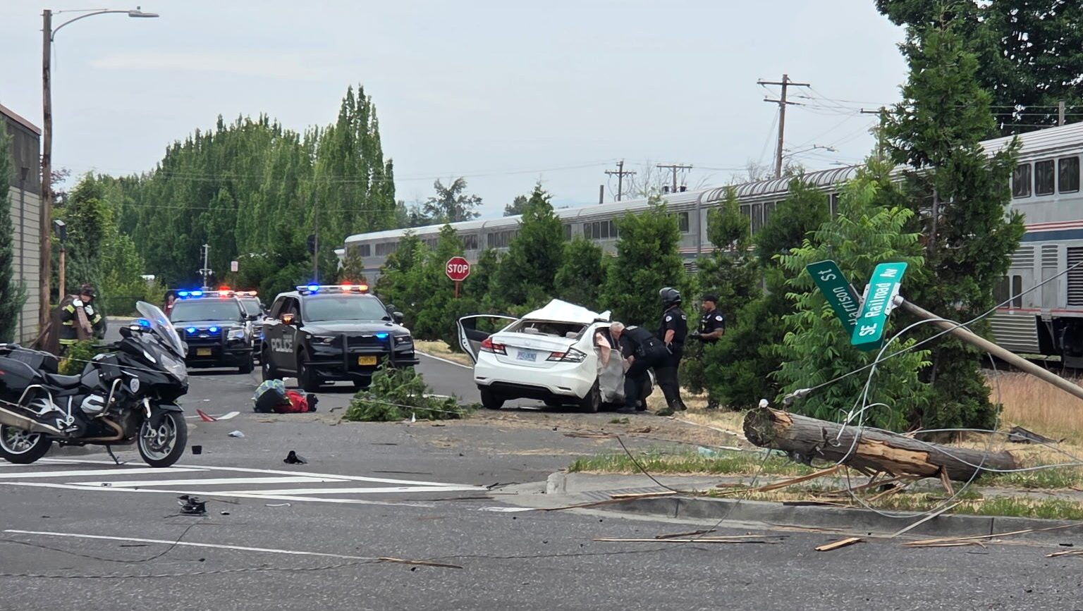 Woman dead after car, train crash in Milwaukie