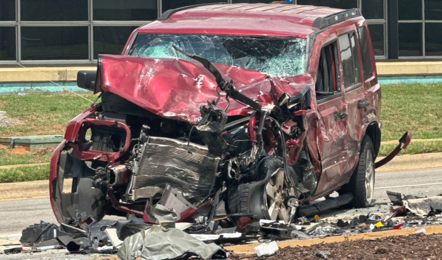 Major Raleigh crash closes part of S. Saunders Street near I-40