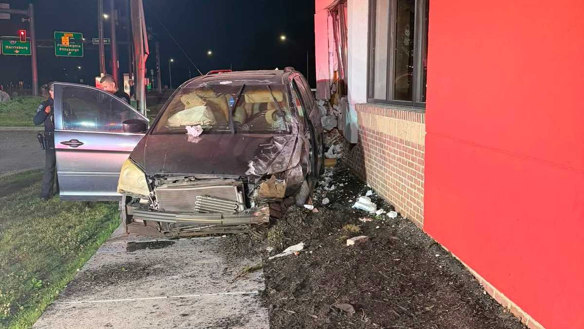 Car crashes into Dauphin County Wendy's