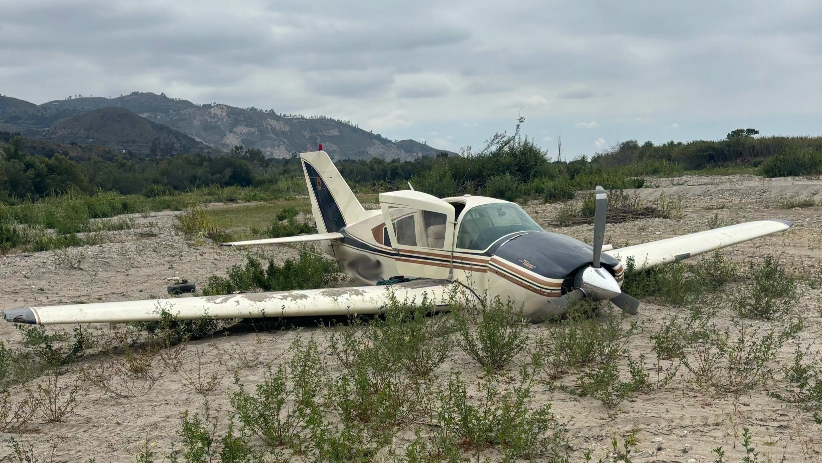 Plane crash lands in Ventura County riverbed