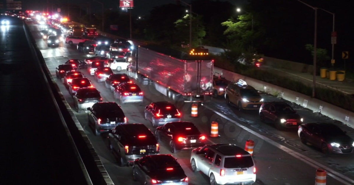 LIE crash kills two, injures 20 as lanes in Queens remain shutdown