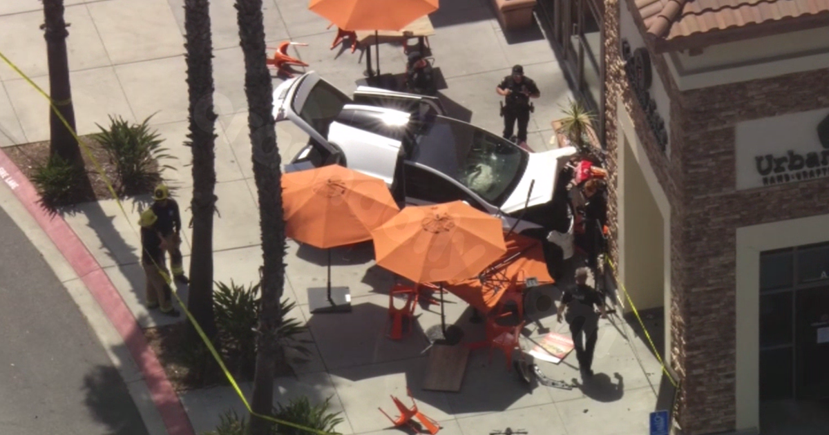 Simi Valley police investigating fatal crash in Target parking lot after car slams into restaurant