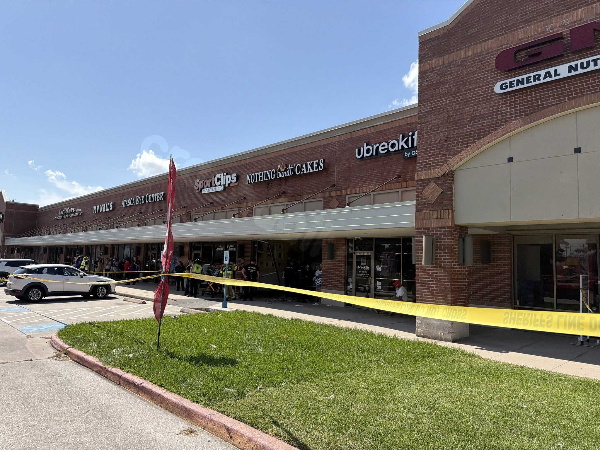1 killed, 1 injured when pickup truck crashes into Nothing Bundt Cakes store in Atascocita