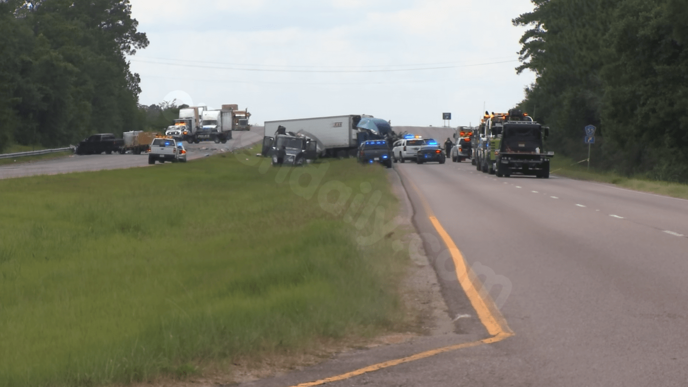 Fatal crash in Saraland involves four vehicles