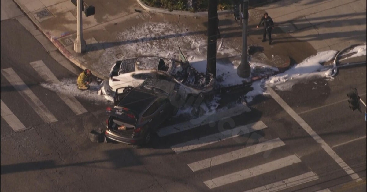 Burglary suspects crash during LAPD pursuit in Hollywood