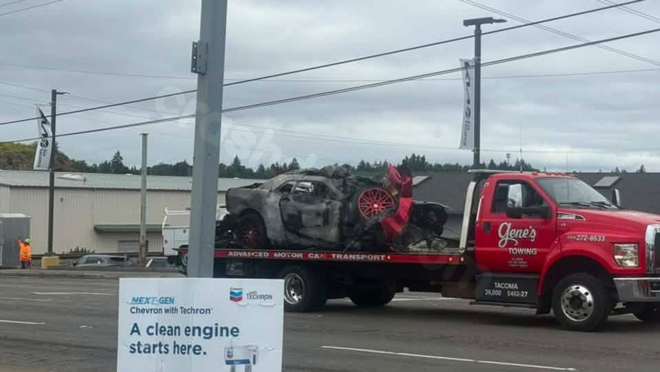 2 killed in fiery, explosive crash in Lakewood after speeding into a power pole