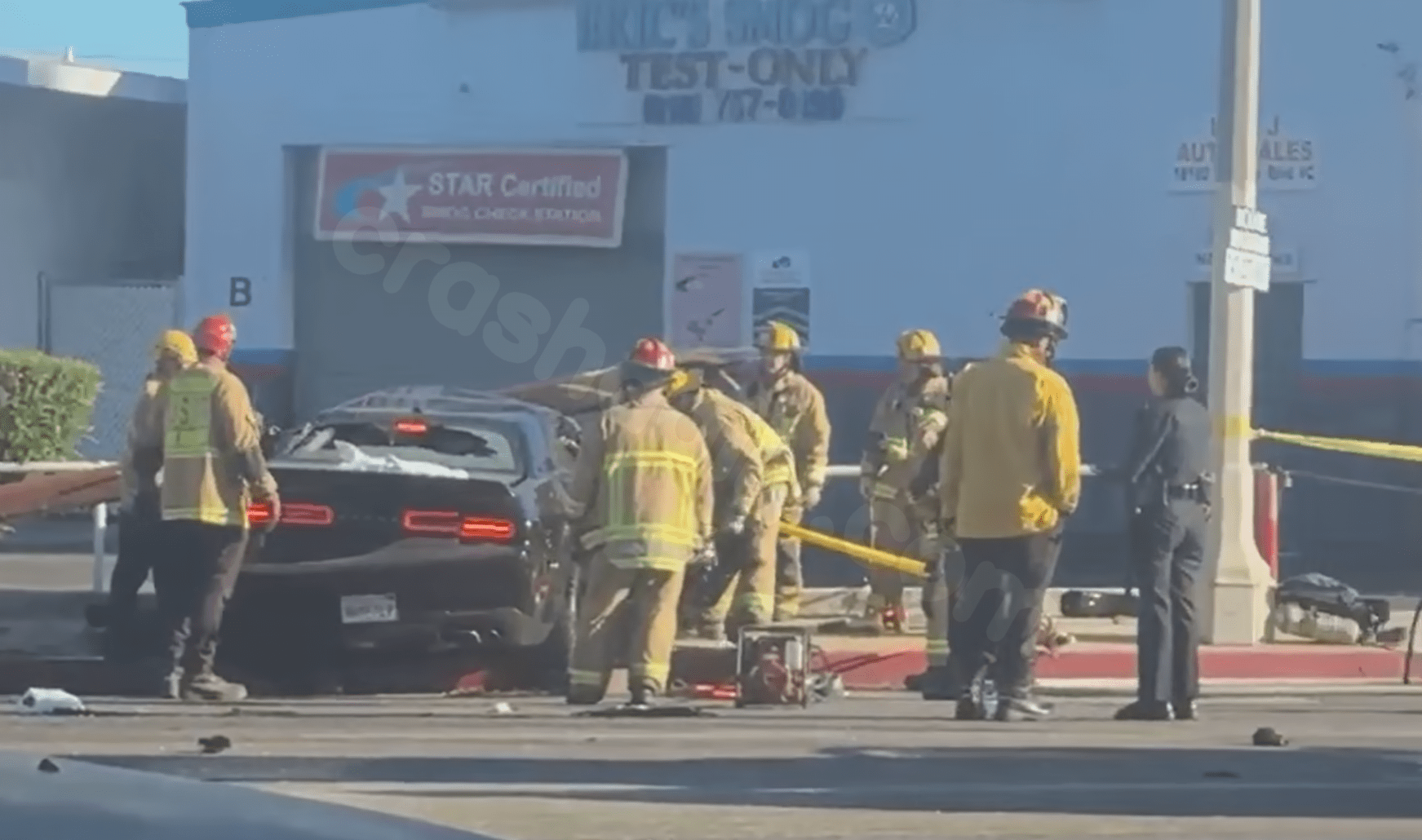 1 killed, multiple people injured in Tarzana 4-car crash