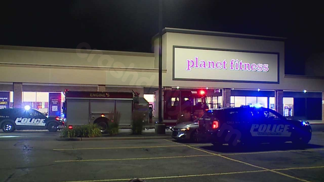 Car crashes into fitness center in Warren