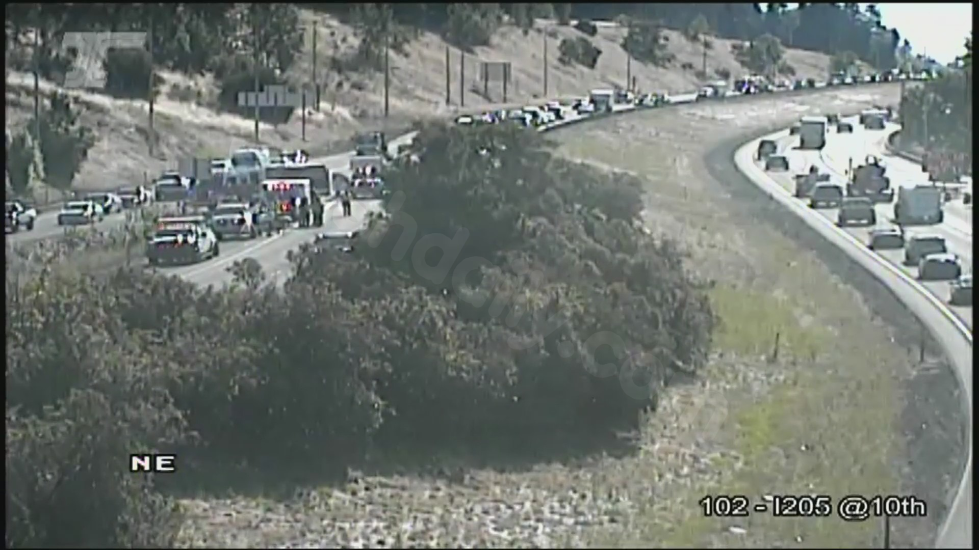 Multi-vehicle crash on I-205 closes southbound lanes Friday morning