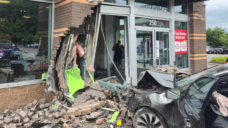 Car crashes into Verizon store at Settlers Ridge in Robinson Township