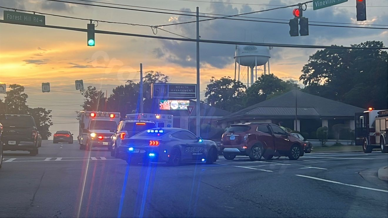 Crash at Vineville Avenue and Forest Hill Road knocks down traffic light pole