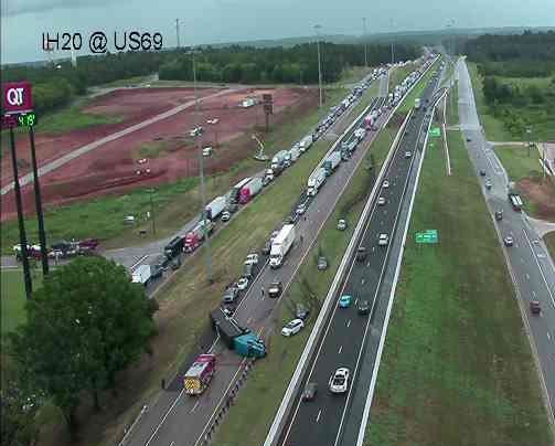 8 injured after crashes shut down I-20 in Lindale