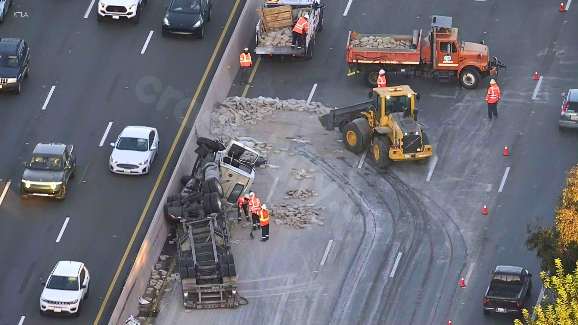 Big rig crash spills cinder blocks on 101 Freeway; lanes blocked in Tarzana