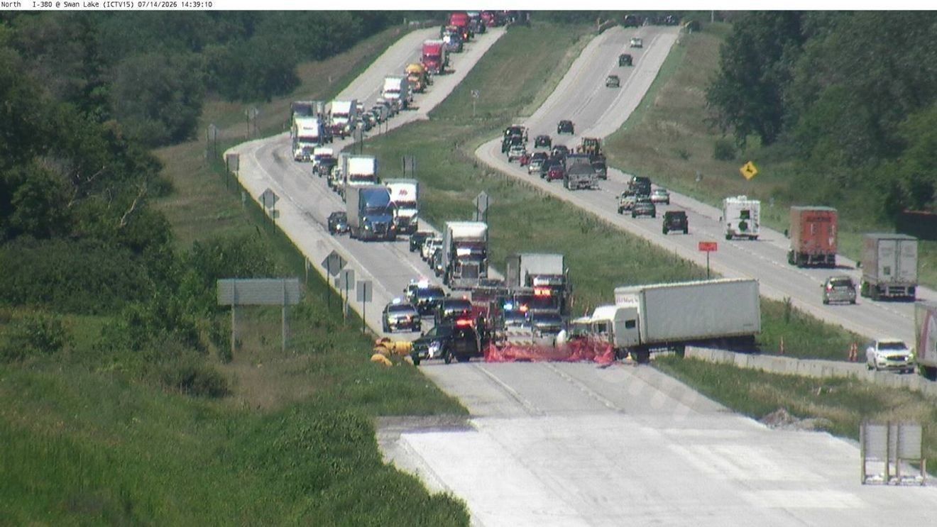 Crash blocks right lane on I-380 near North Liberty