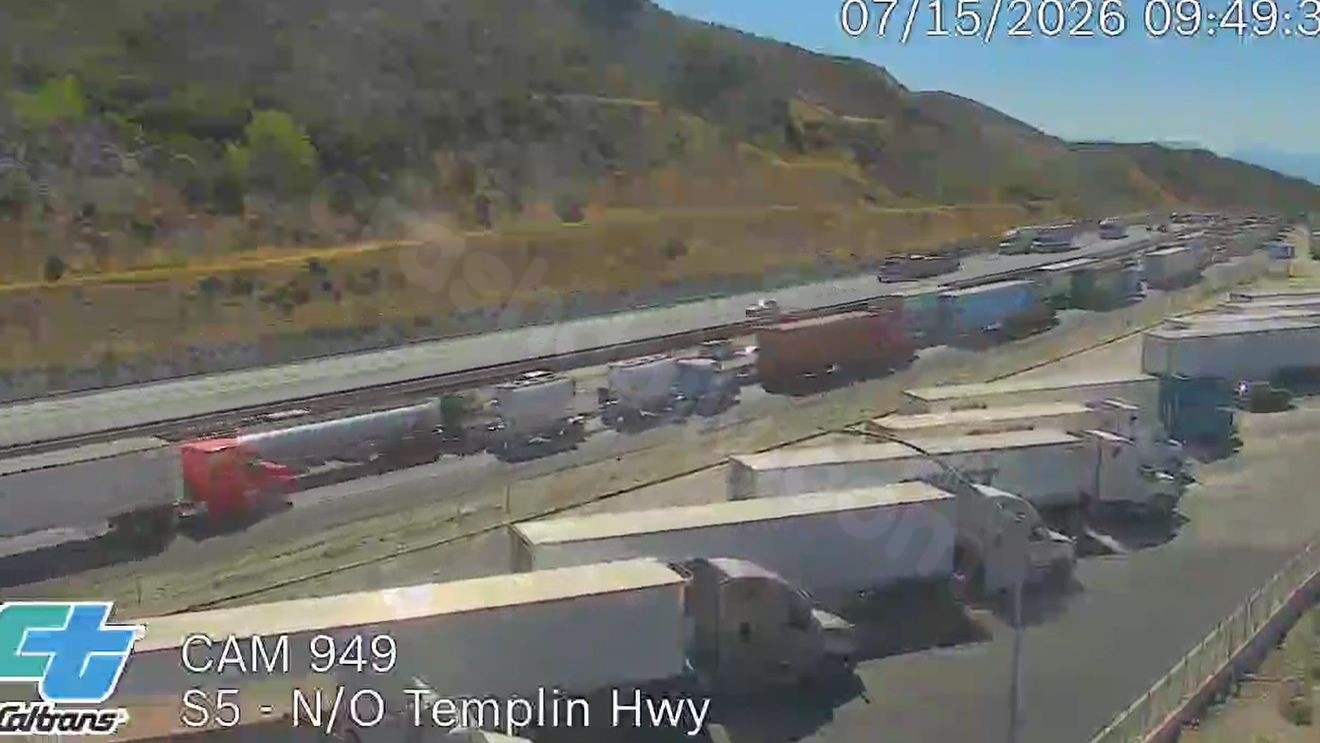 Two SB I-5 lanes to close for about six hours after semi-truck crash spills dirt