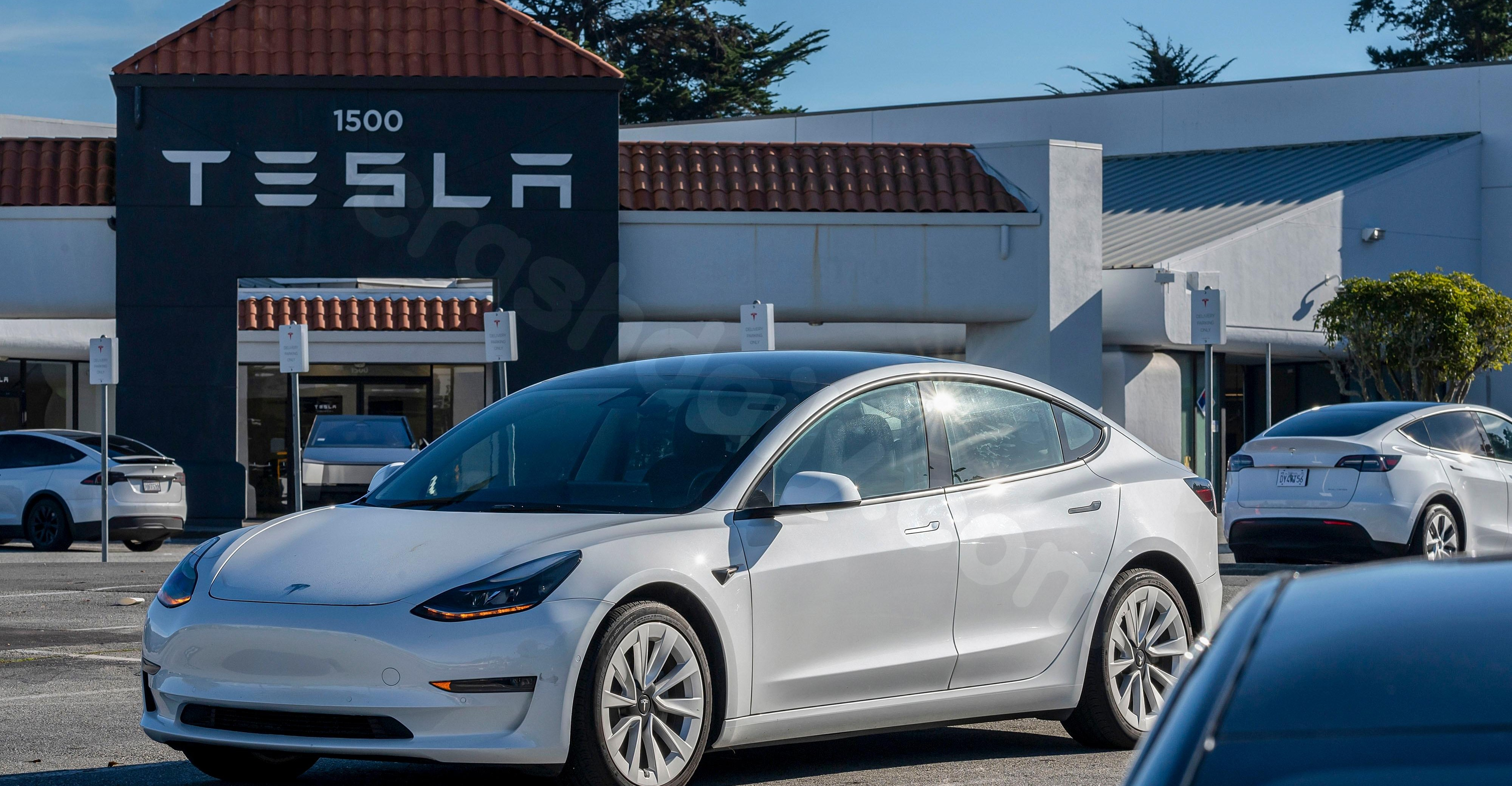 Tesla driver in fatal Texas crash overrode FSD by pressing accelerator ‘100 percent,’ investigators confirm