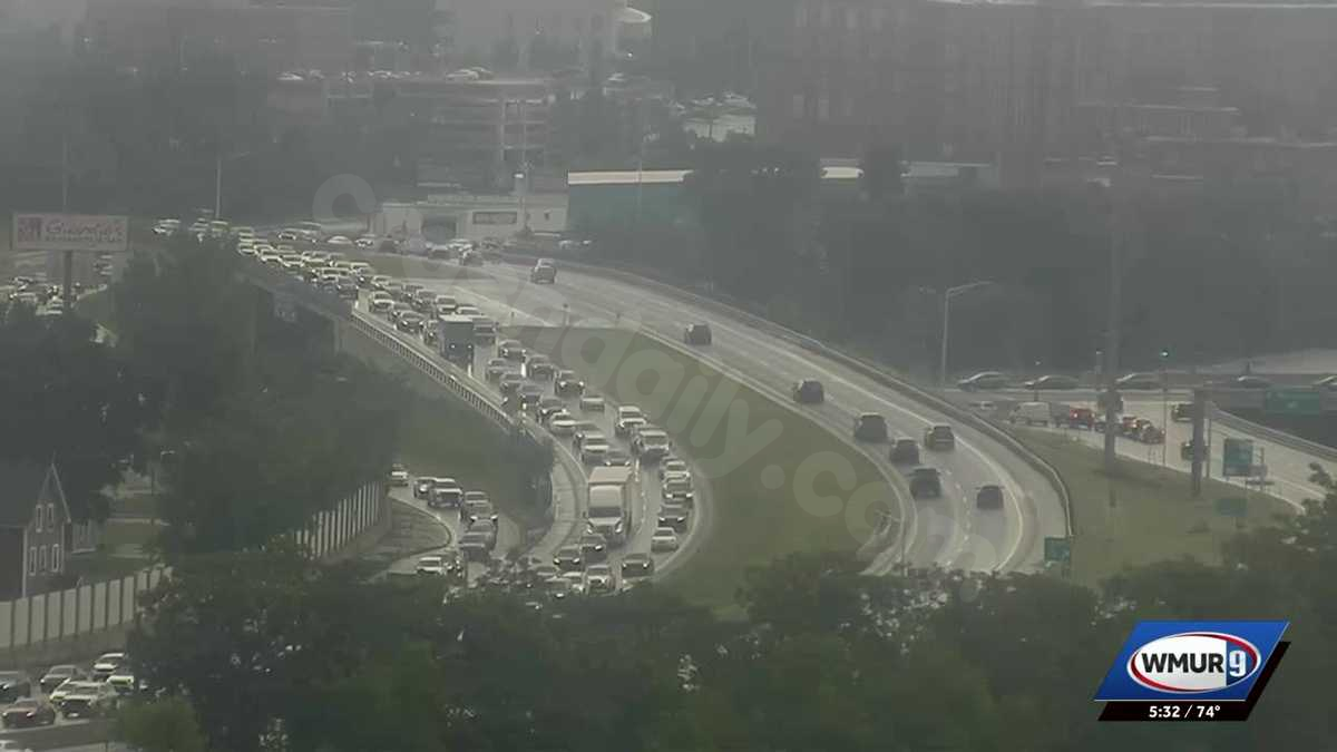 Traffic backs up on I-293 after crash near Exit 4