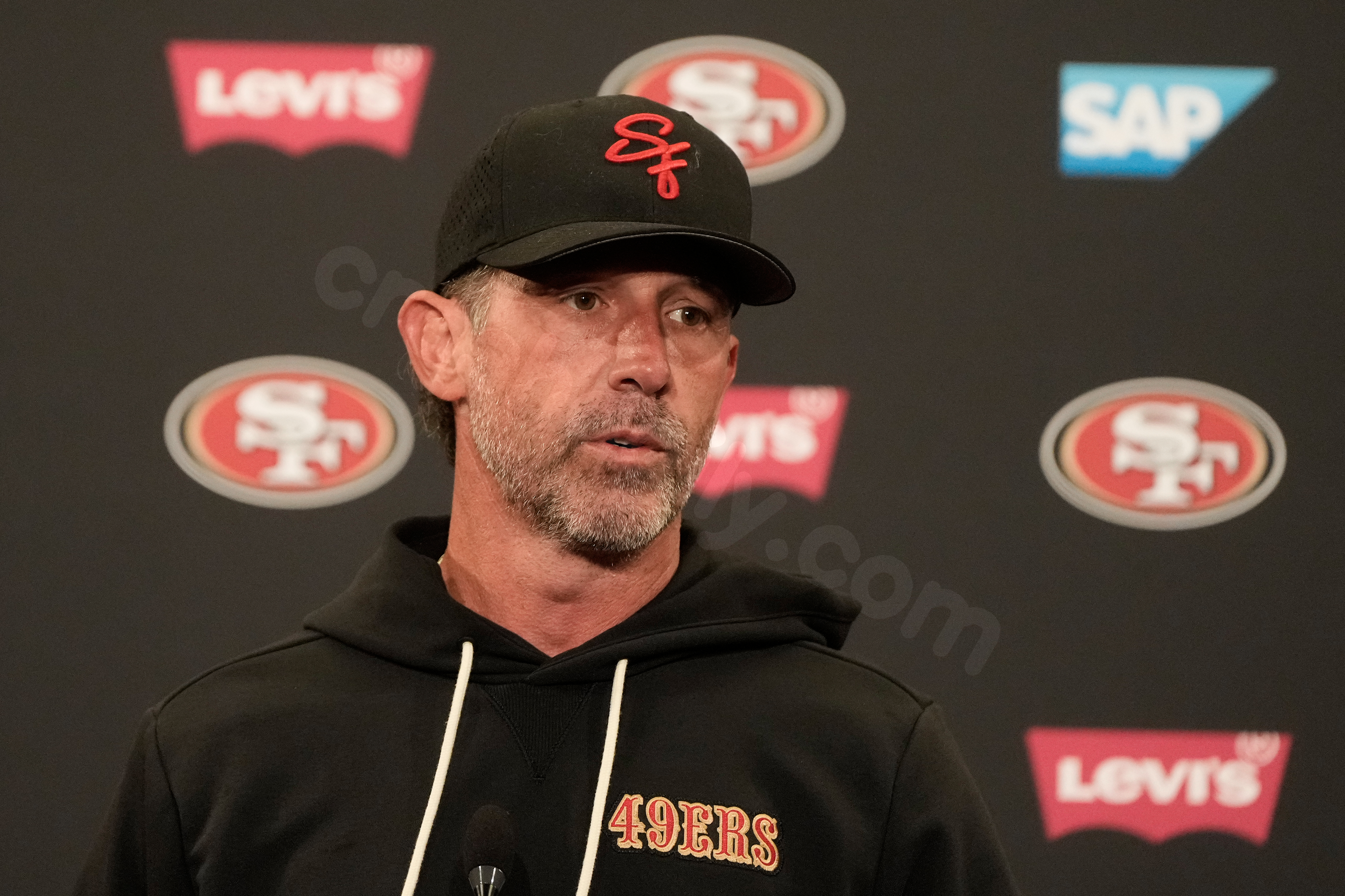 49ers coach Kyle Shanahan hurt in a car crash, limited as training camp opens