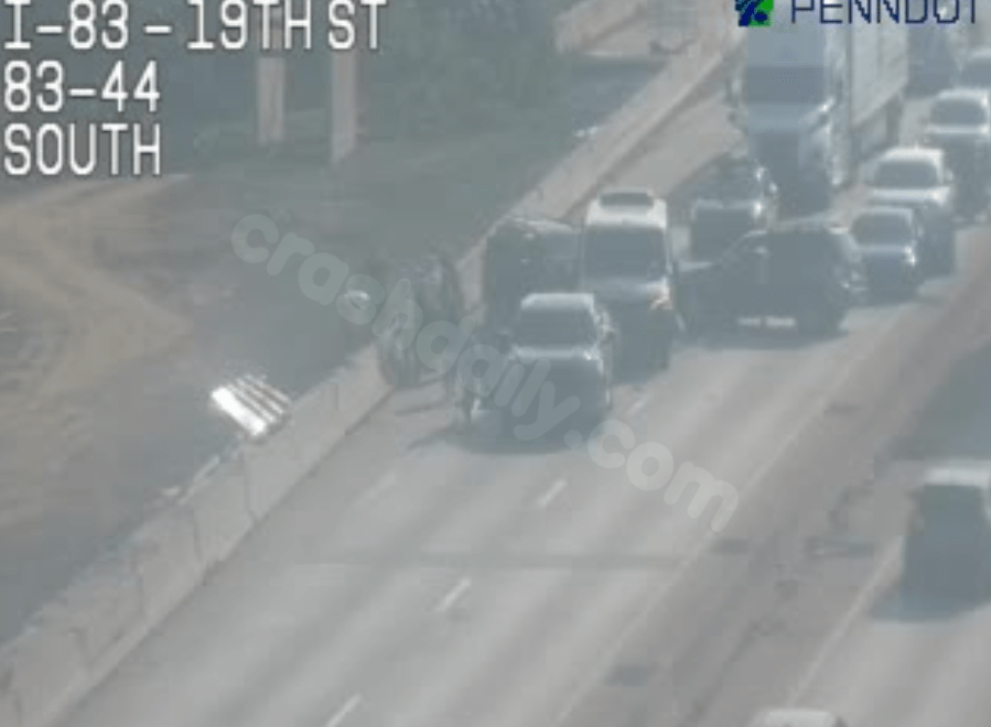 Multi-vehicle crash closes part of I-83 in Dauphin County